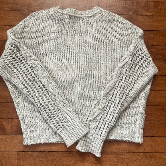 Tommy Hillfiger green cable knit sweater and Decree light crop sweater - Picture 8 of 9